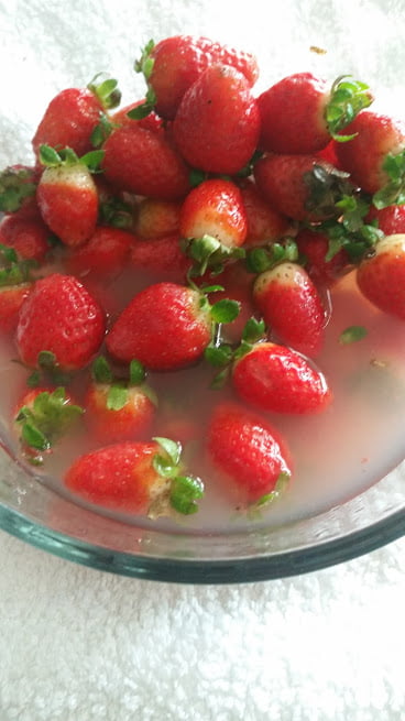 Strawberries_Washed_with_sisels_organiCleanse_How to clean fruit and vegetables from pesticides Sisel's OrganiCleanse