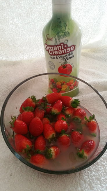 Strawberries_Washed_with_sisels_organiCleanse_sisel_Distributor_How to clean fruit and vegetables from pesticides Sisel's OrganiCleanse
